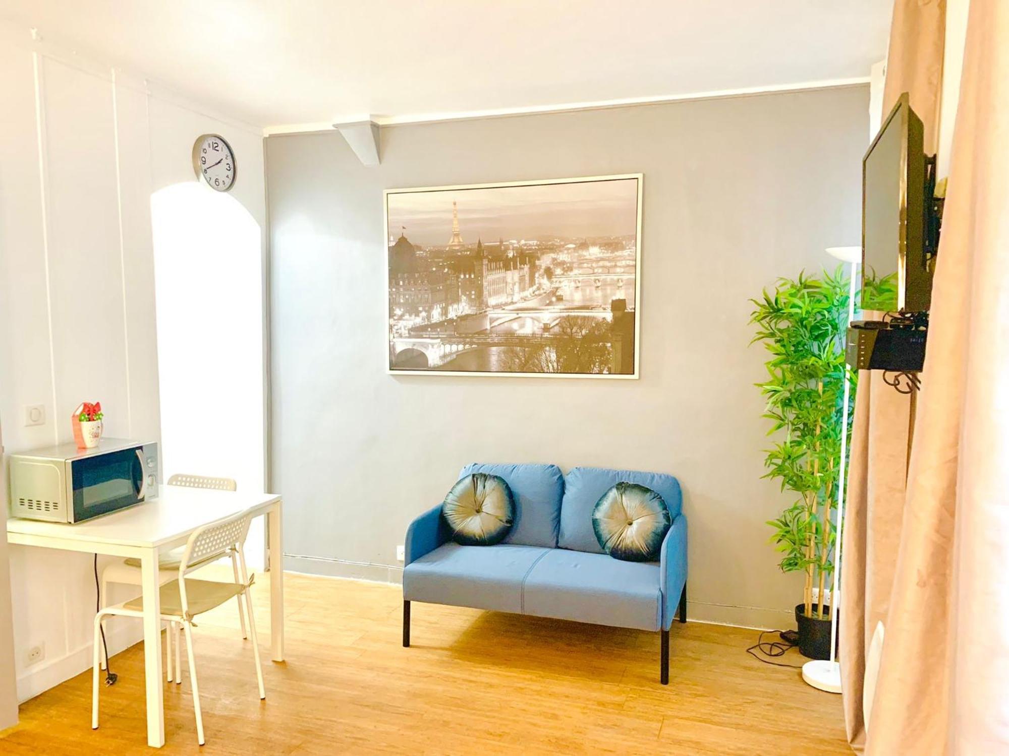 Eiffel Tower Champs De Mars Apartment Paris Exterior photo