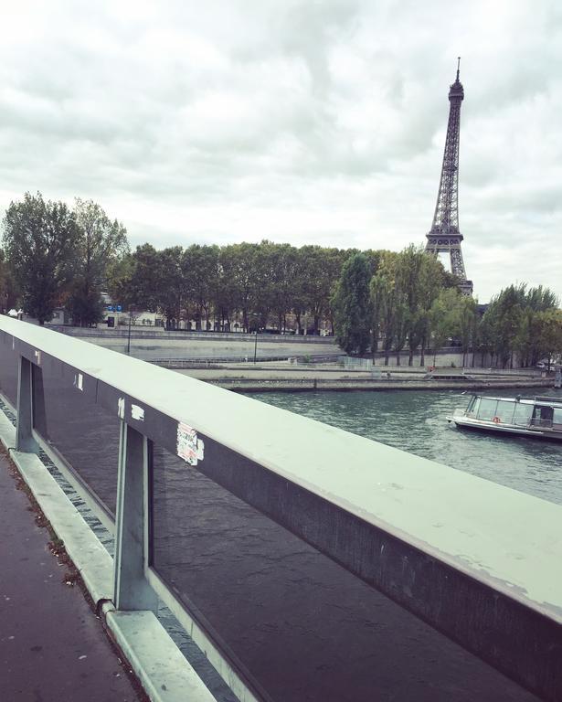 Eiffel Tower Champs De Mars Apartment Paris Exterior photo