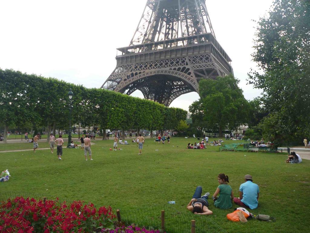 Eiffel Tower Champs De Mars Apartment Paris Exterior photo