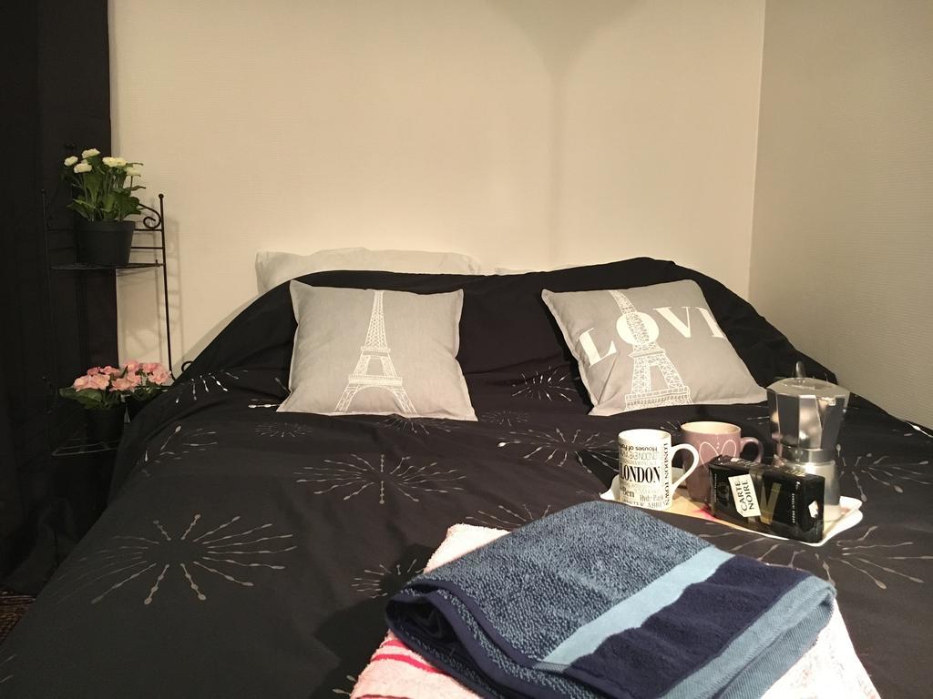 Eiffel Tower Champs De Mars Apartment Paris Exterior photo